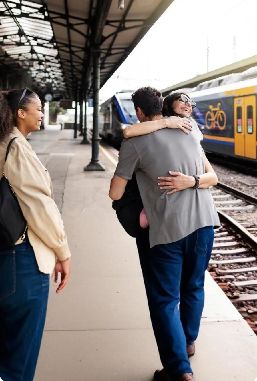 Amigos encontrándose en una estación de tren